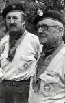 500641 Portret van H.C. Veenstra sr. (rechts) tijdens zijn afscheid als hopman van de Manenborgh-groep van de ...
